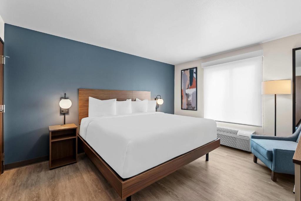 Everhome Suites Brownsville - King Suite With Sofa - Disability Access/Non Smoking