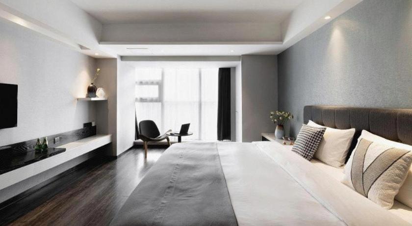 Postel nebo postele na pokoji v ubytování Shenyang Holz Hotel