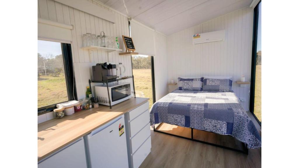 Postel nebo postele na pokoji v ubytování Little Argyle Tiny House by Tiny Away