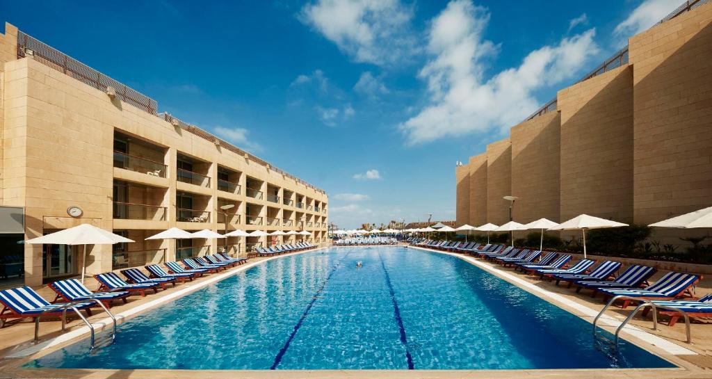 Bazén v ubytování Coral Beach Hotel And Resort Beirut nebo v jeho okolí