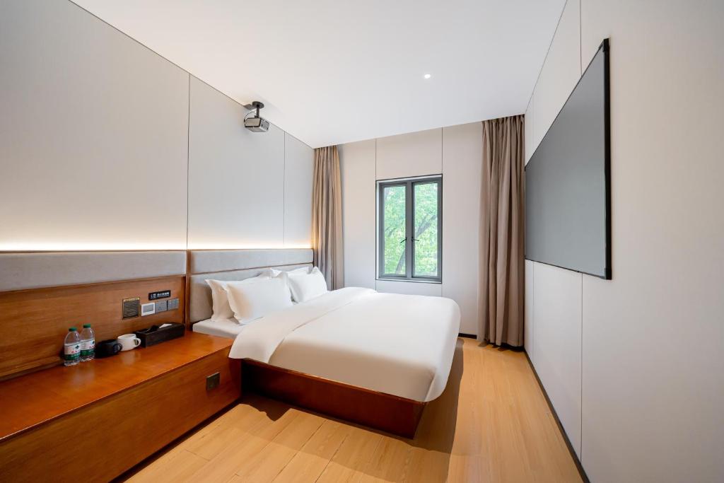 Giường trong phòng chung tại Xihe Hotel-Shanghai Lujiazui Lancun Road Subway Station Branch