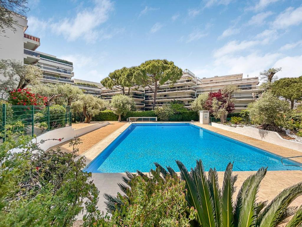 Bazén v ubytování Joli studio 4 pers piscine tout confort nebo v jeho okolí