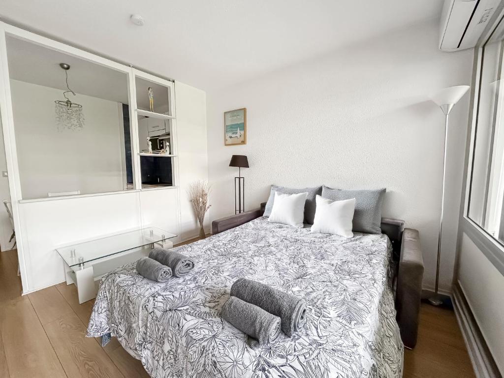 une chambre avec un lit avec deux oreillers dessus dans l'établissement Studio 4 pers Juan-les-Pins, calme & tout à pied, à Juan-les-Pins