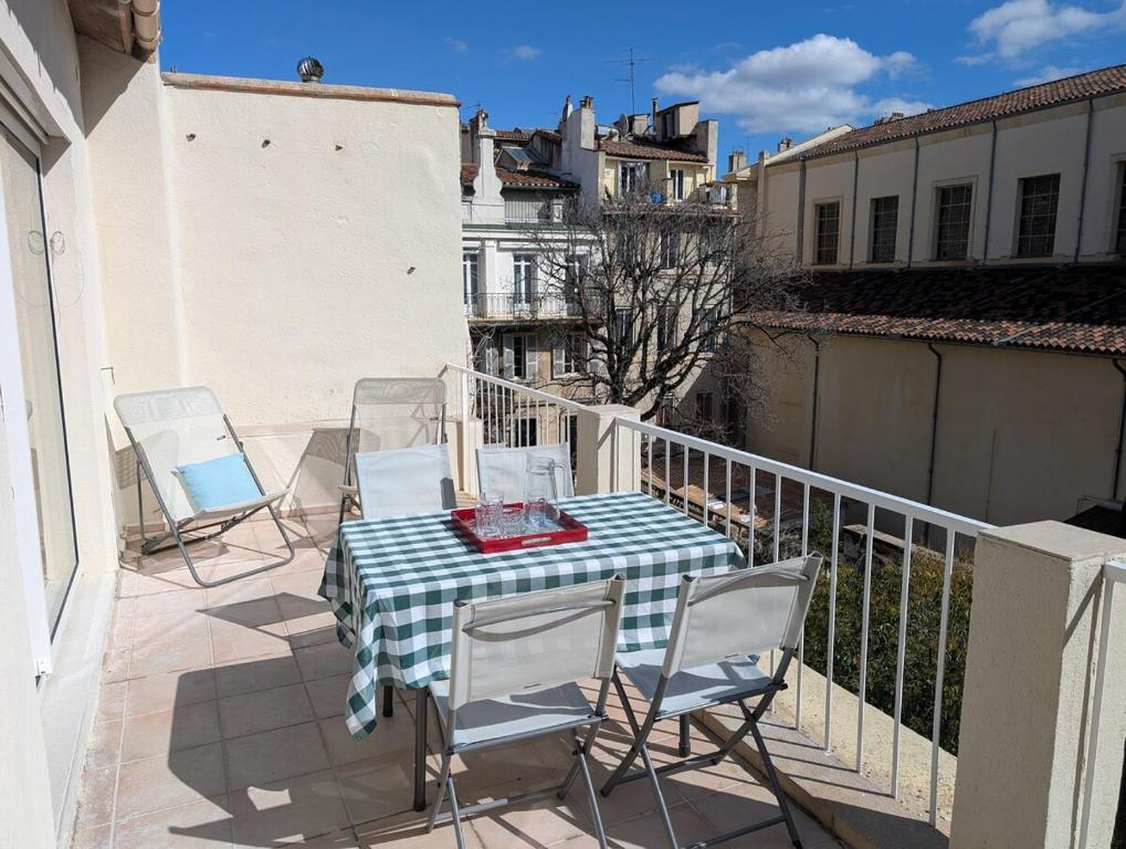 un patio avec une table et des chaises sur un balcon dans l'établissement 2BR with quiet terrace in the city center, à Marseille