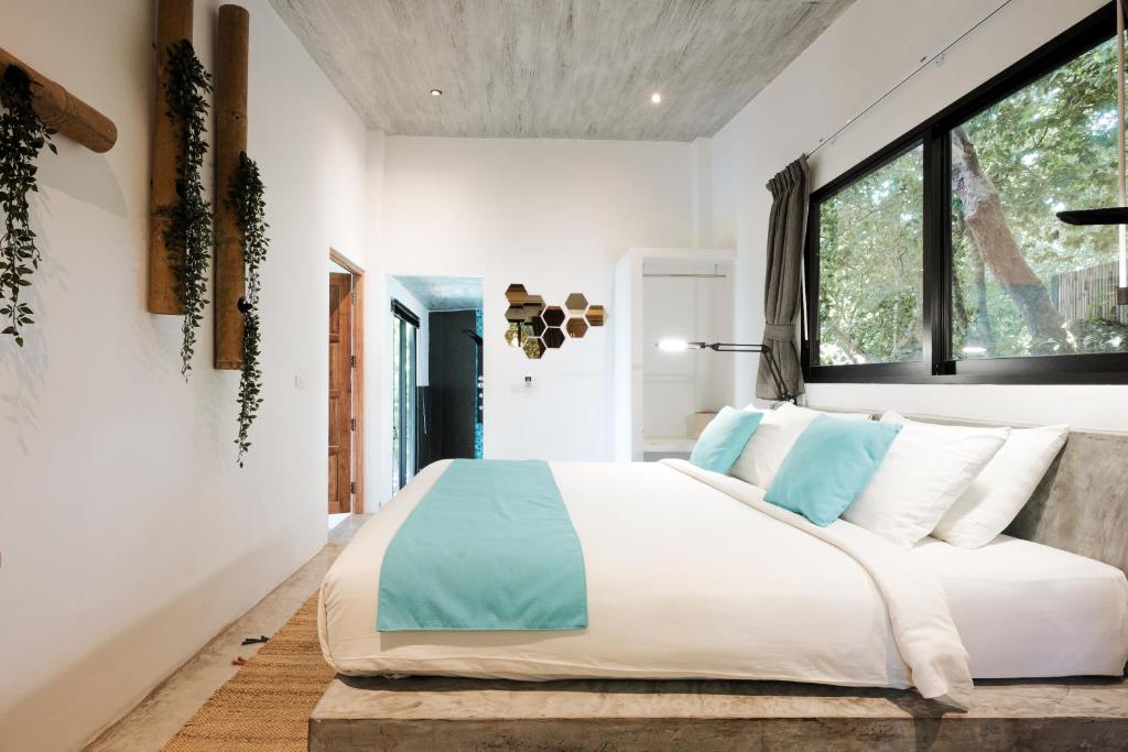 Postel nebo postele na pokoji v ubytování Pahili Pool Villas Koh Tao - SHA Plus