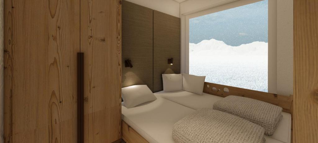 A bed or beds in a room at Hotel Zauchenseehof