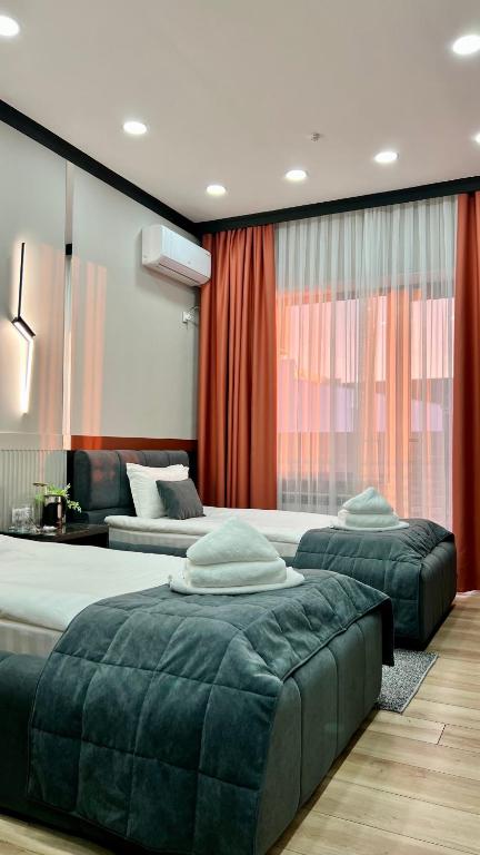 Postel nebo postele na pokoji v ubytování Suncor Hotel