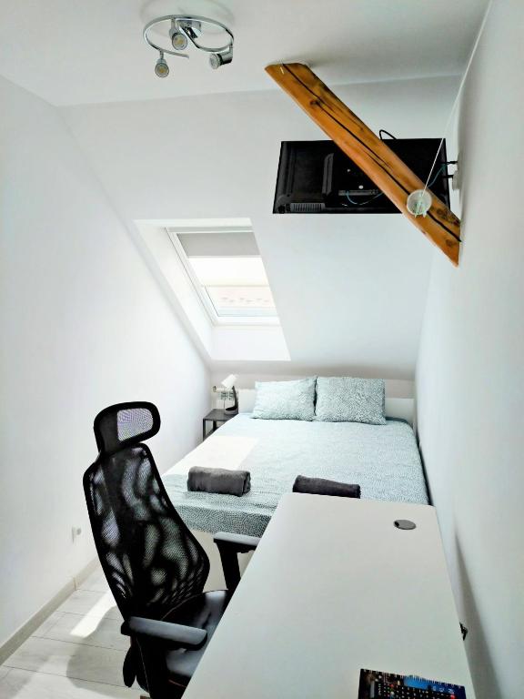 Televízia a/alebo spoločenská miestnosť v ubytovaní Sleep In Center