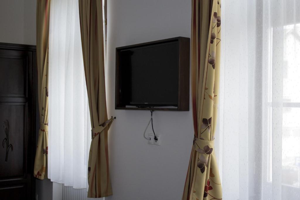 Televízia a/alebo spoločenská miestnosť v ubytovaní Pékapartman