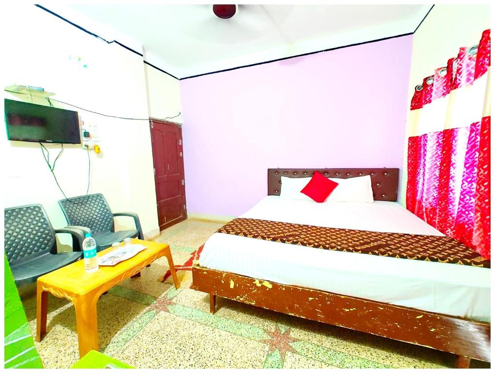 Postel nebo postele na pokoji v ubytování HOTEL J!K INN PURI Near Sea Beach and Jagannath Temple - Free Wifi & Parking Facilities - Best Hotel In Puri