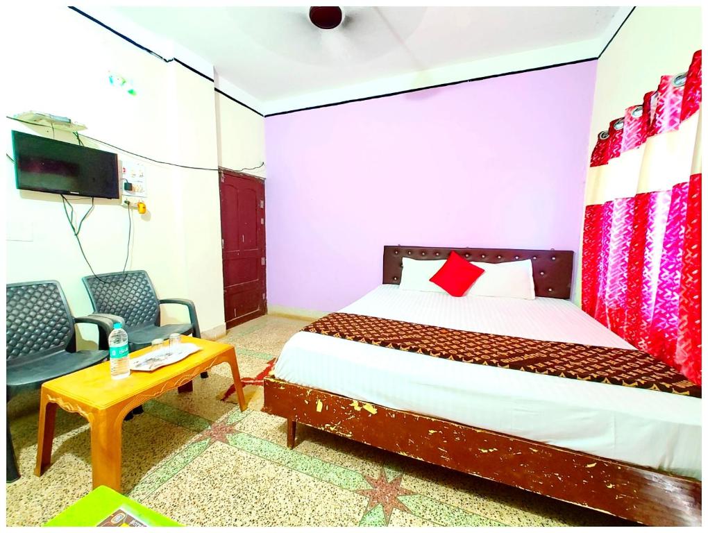 Postel nebo postele na pokoji v ubytování HOTEL J!K INN PURI Near Sea Beach and Jagannath Temple - Free Wifi & Parking Facilities - Best Hotel In Puri