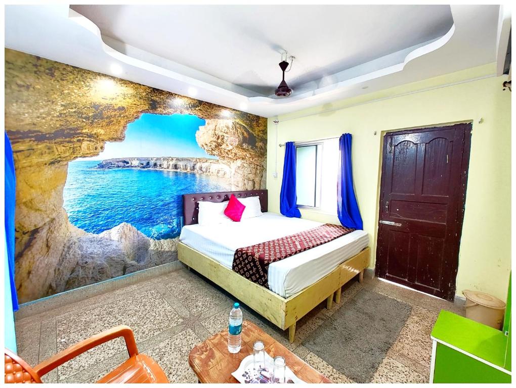Postel nebo postele na pokoji v ubytování HOTEL J!K INN PURI Near Sea Beach and Jagannath Temple - Free Wifi & Parking Facilities - Best Hotel In Puri