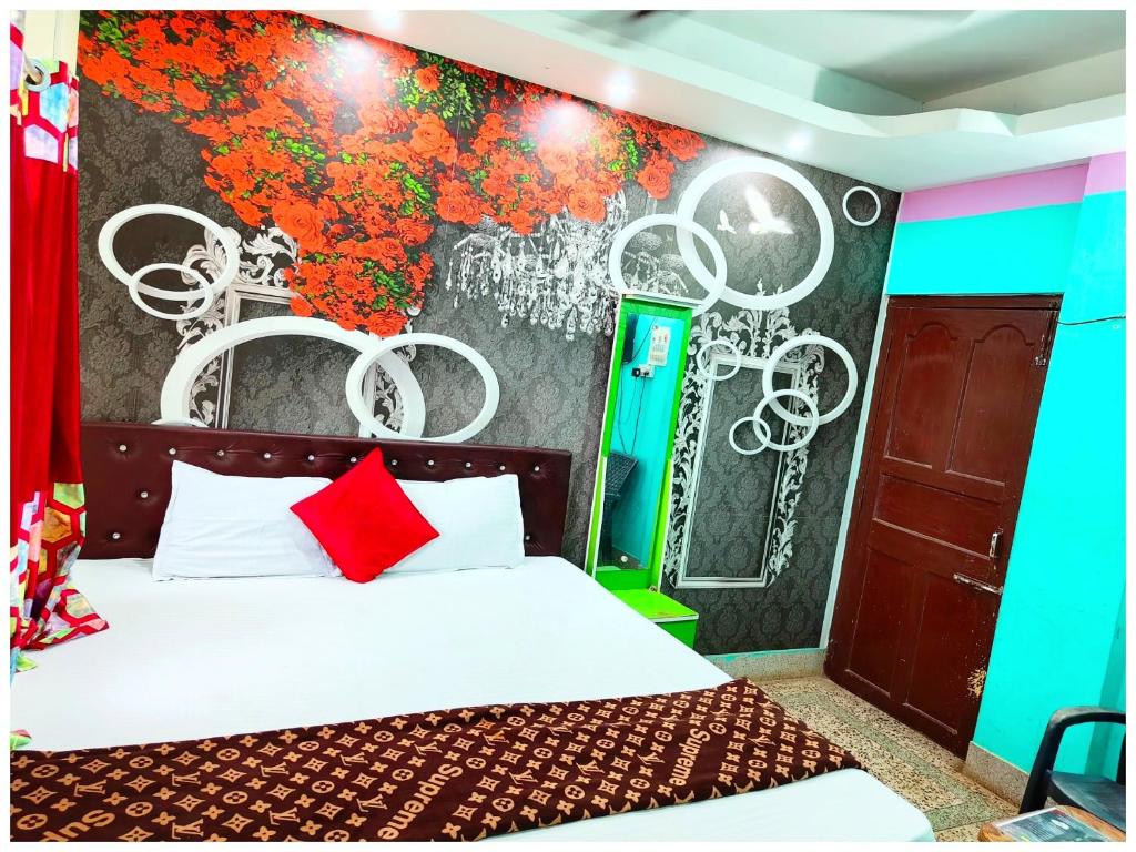 Postel nebo postele na pokoji v ubytování HOTEL J!K INN PURI Near Sea Beach and Jagannath Temple - Free Wifi & Parking Facilities - Best Hotel In Puri
