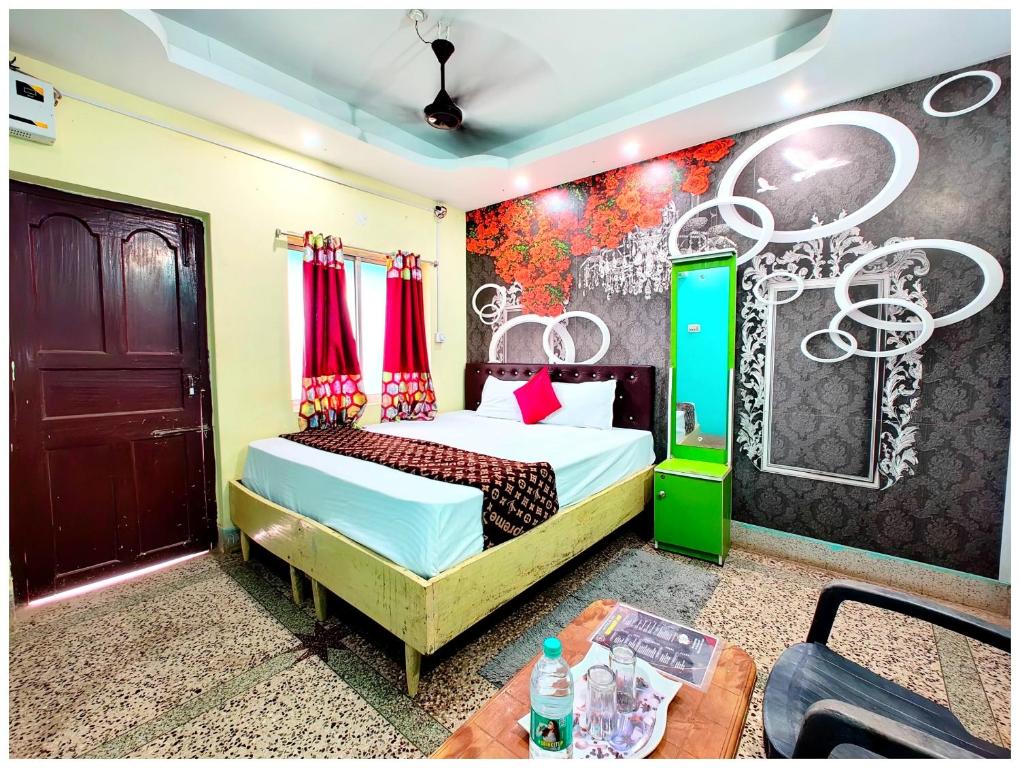Postel nebo postele na pokoji v ubytování HOTEL J!K INN PURI Near Sea Beach and Jagannath Temple - Free Wifi & Parking Facilities - Best Hotel In Puri