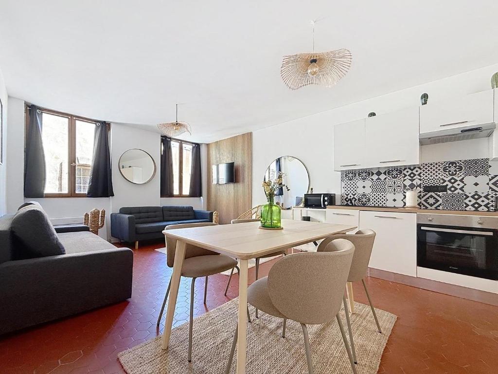une cuisine et un salon avec une table et des chaises dans l'établissement Logement entier appartement T2 Marseille Panier, à Marseille