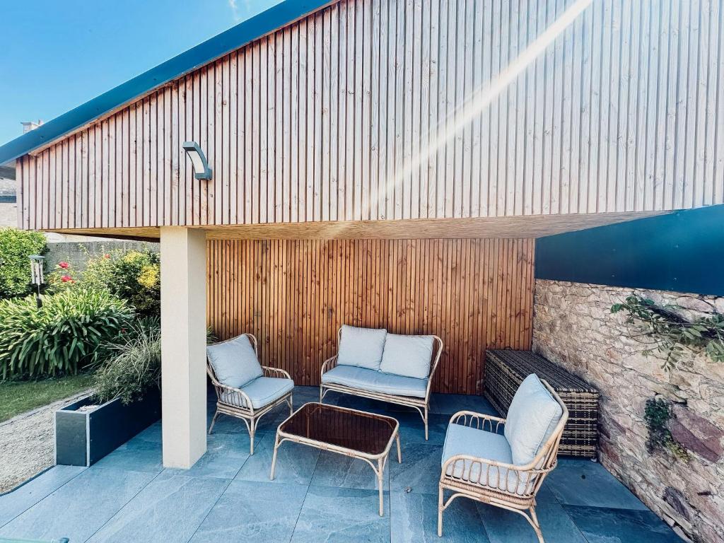 3 chaises et une table sur une terrasse dans l'établissement TY FANY, à Paimpol