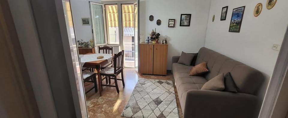 a living room with a couch and a table at Casamare in Roseto degli Abruzzi