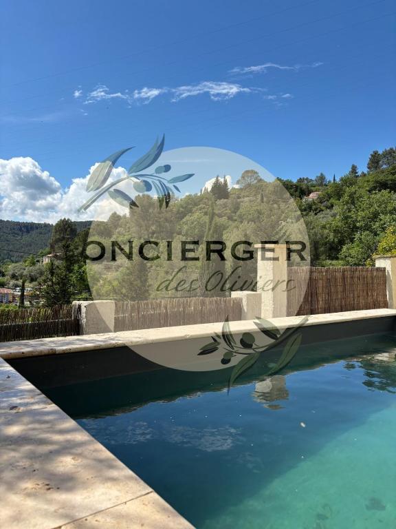 - une piscine avec un panneau dans l'eau dans l'établissement Villa avec piscine, à Belgentier