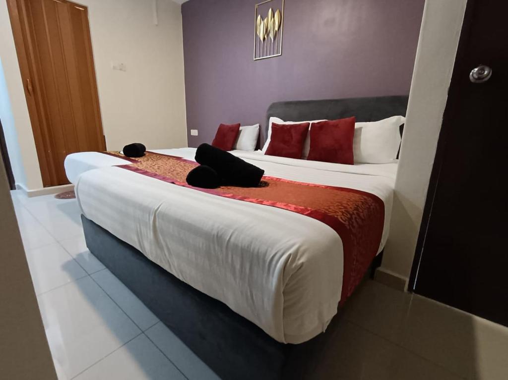 Postel nebo postele na pokoji v ubytování L Ferringhi Hotel