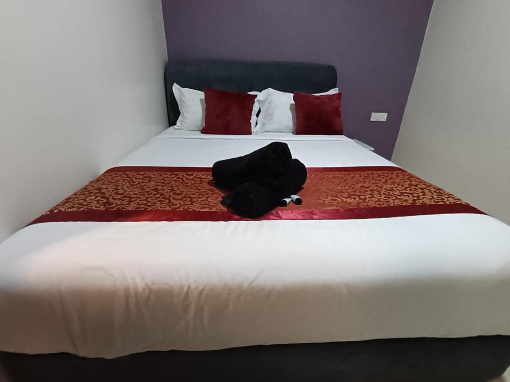 Postel nebo postele na pokoji v ubytování L Ferringhi Hotel