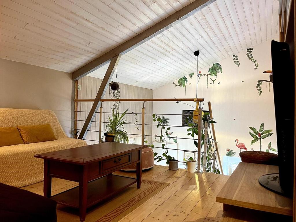 un salon avec un canapé et une table basse dans l'établissement Maison - Charentaise de charme, à Saint-Palais-sur-Mer