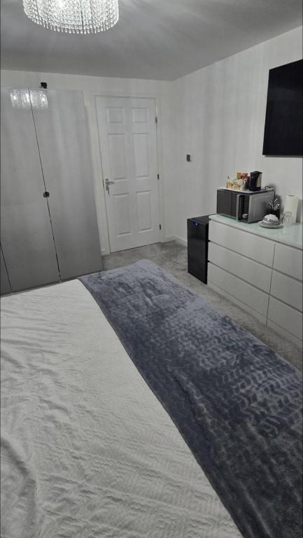 Postel nebo postele na pokoji v ubytování En-suite Room With Superking Bed