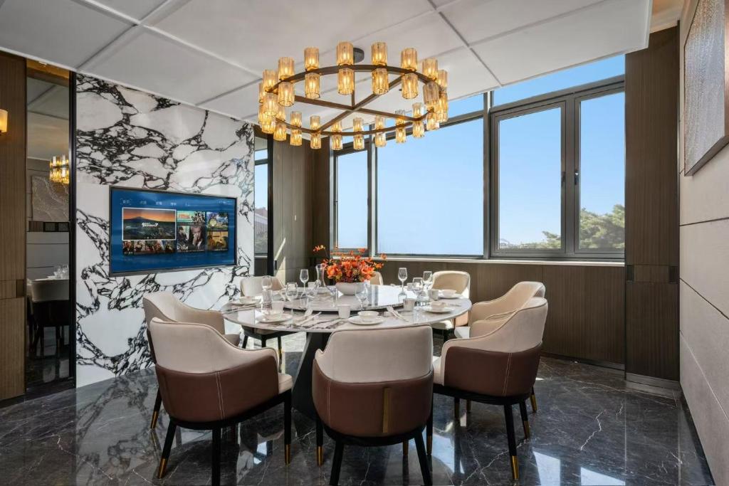 TV a/nebo společenská místnost v ubytování 上海虹桥荷逸唐酒店北新泾地铁站Shanghai Hongqiao Heyitang Hotel Beixinjing Subway Station Branch