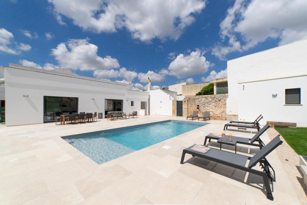 Bazén v ubytování Villa Nara Luxury - Private Pool - 16 guest nebo v jeho okolí