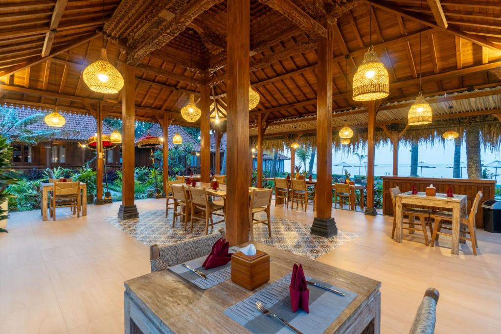 Restaurace v ubytování Dani Beach Villa - Beachfront Villas in Penuktukan
