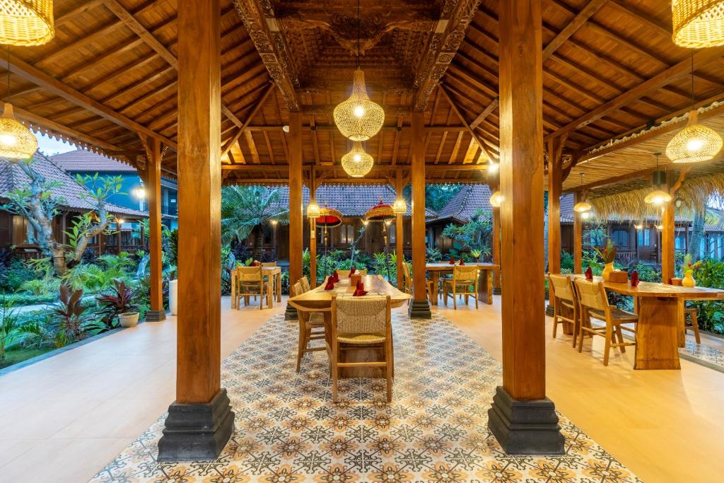 Restaurace v ubytování Dani Beach Villa - Beachfront Villas in Penuktukan