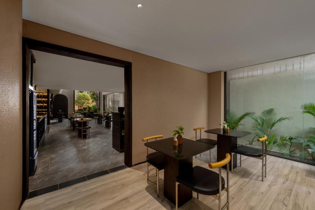 Khu vực ghế ngồi tại Thè HEM Hotel and Apartment