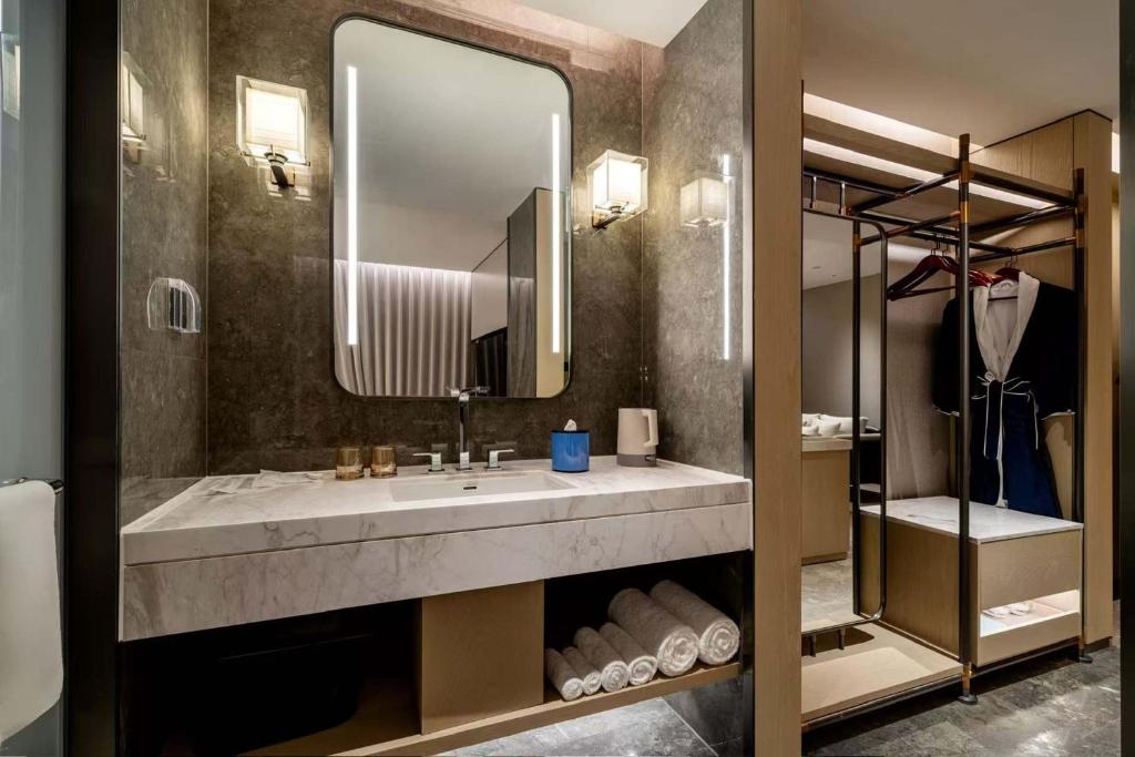 Koupelna v ubytování 上海虹桥荷逸唐酒店北新泾地铁站Shanghai Hongqiao Heyitang Hotel Beixinjing Subway Station Branch