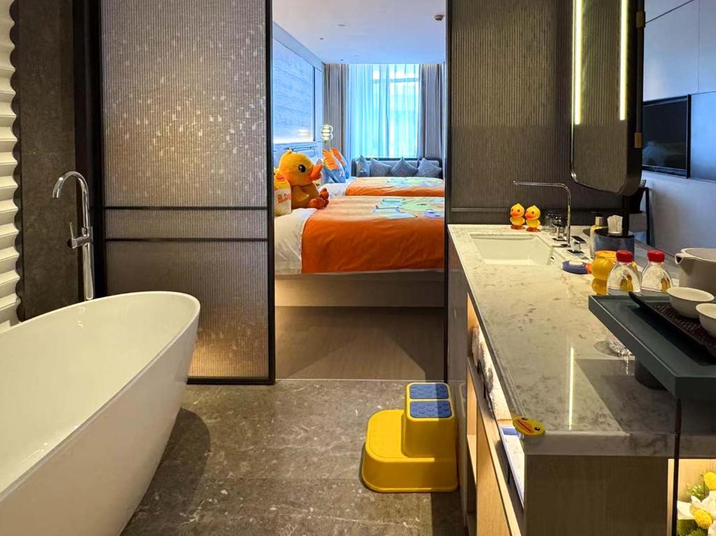 Postel nebo postele na pokoji v ubytování 上海虹桥荷逸唐酒店北新泾地铁站Shanghai Hongqiao Heyitang Hotel Beixinjing Subway Station Branch