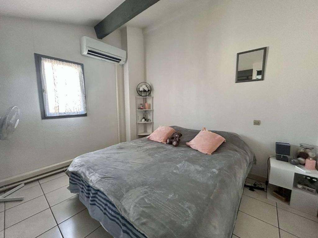 - une chambre avec un lit doté d'un ours en peluche dans l'établissement Mais 3 pièces 6 couchages SAINT CYPRIEN SC010-013, à Saint Cyprien Plage