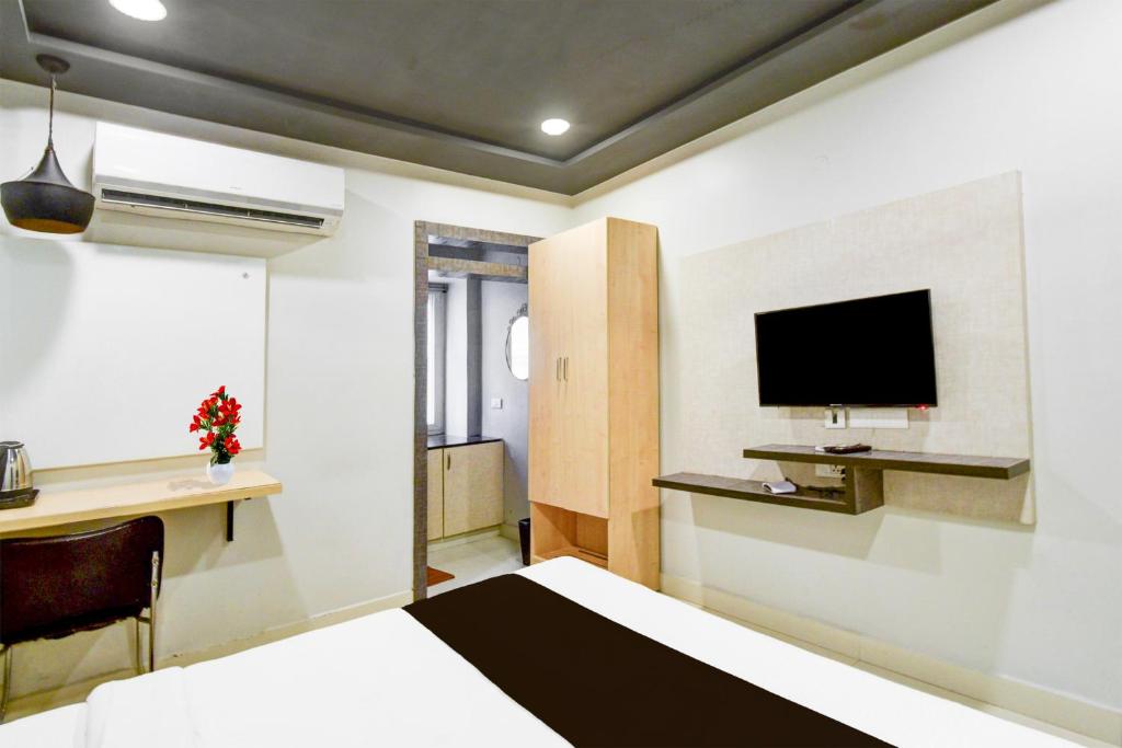 TV a/nebo společenská místnost v ubytování Super Townhouse HiTech city Hyderabad