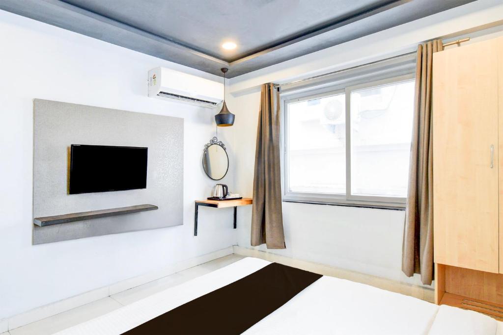 TV a/nebo společenská místnost v ubytování Super Townhouse HiTech city Hyderabad