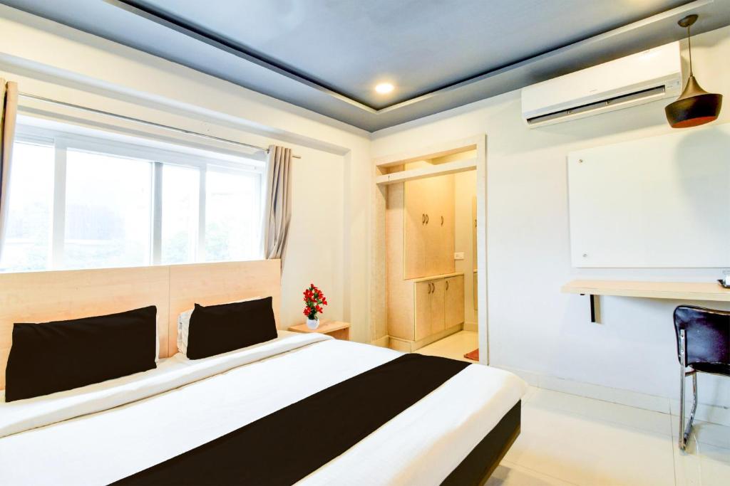 Postel nebo postele na pokoji v ubytování Super Townhouse HiTech city Hyderabad
