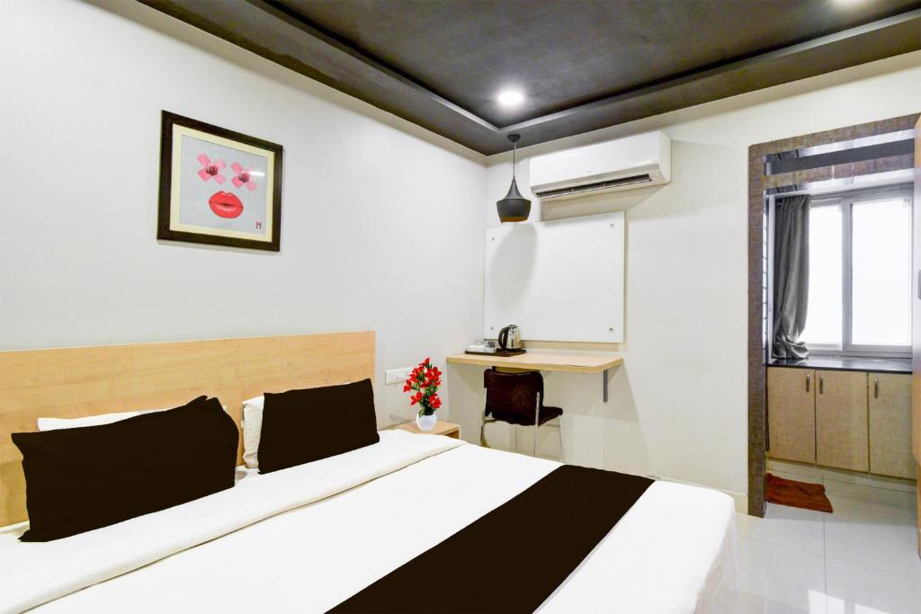 Postel nebo postele na pokoji v ubytování Super Townhouse HiTech city Hyderabad