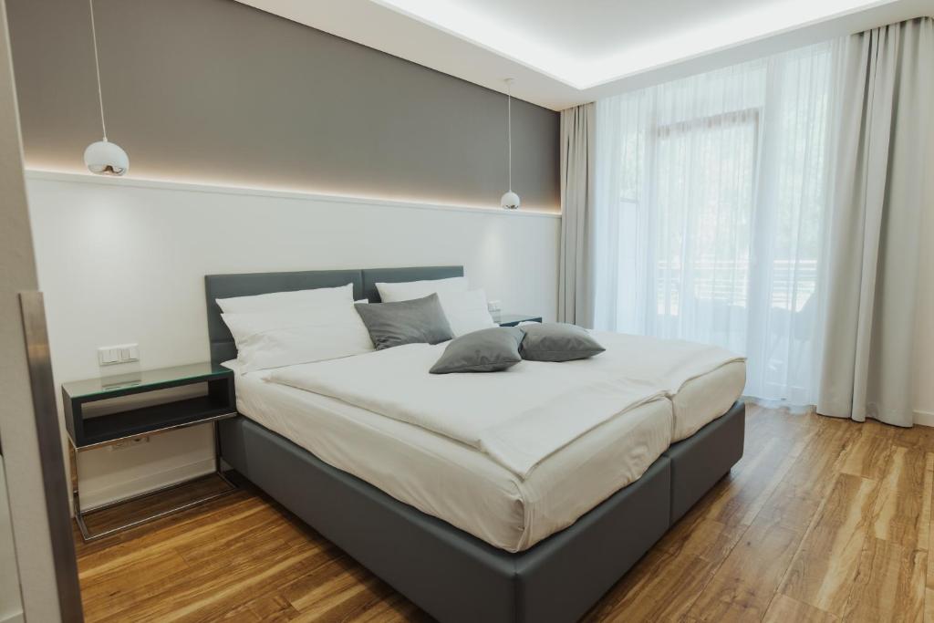 Ein Bett oder Betten in einem Zimmer der Unterkunft Parkhotel IV Jahreszeiten Kühlungsborn