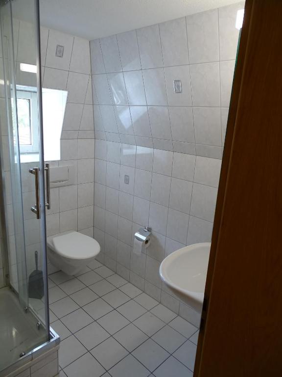 Koupelna v ubytování Room in BB - Room Chaiserstock BnB