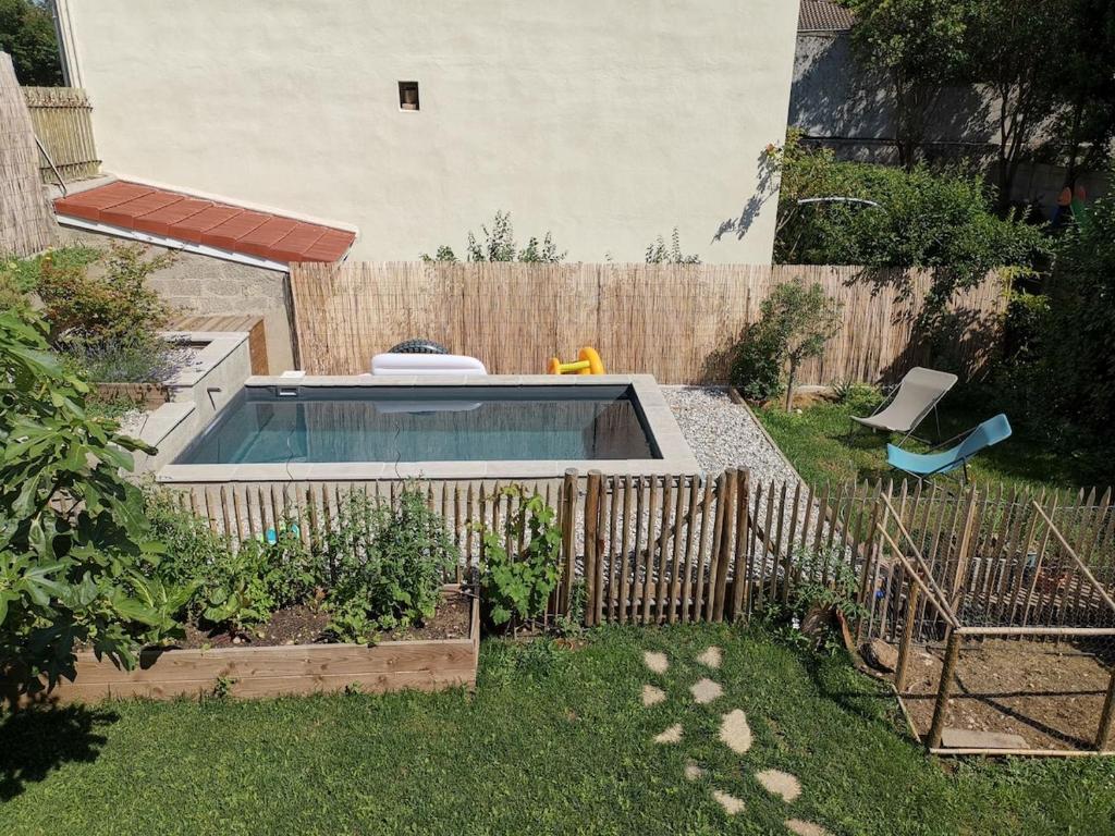 une cour avec une piscine et une clôture dans l'établissement Maison de charme, à 2 pas du centre ville de Valence - Drome, à Valence