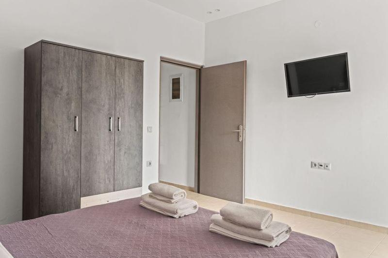 A bed or beds in a room at MD Residence with private jacuzzi near the beach
