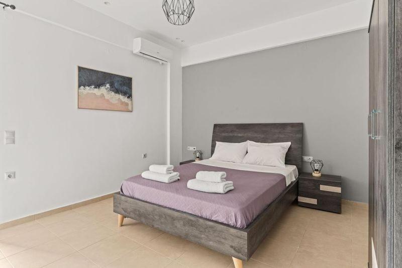 A bed or beds in a room at MD Residence with private jacuzzi near the beach