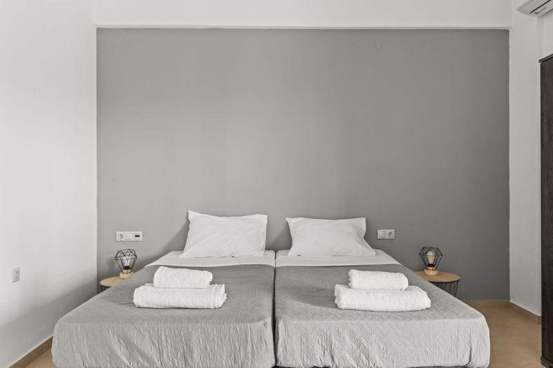 A bed or beds in a room at MD Residence with private jacuzzi near the beach