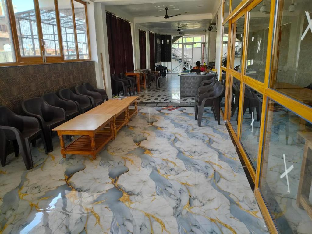 Posezení v ubytování Hotel Dev Inn Ayodhya