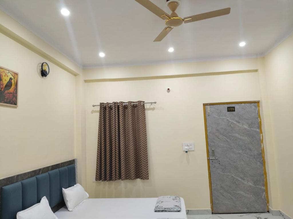 Postel nebo postele na pokoji v ubytování Hotel Dev Inn Ayodhya