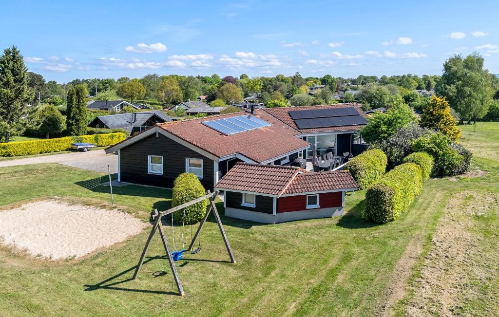 Ο χώρος παιχνιδιού για παιδιά στο Cozy Home In Hejls With Sauna