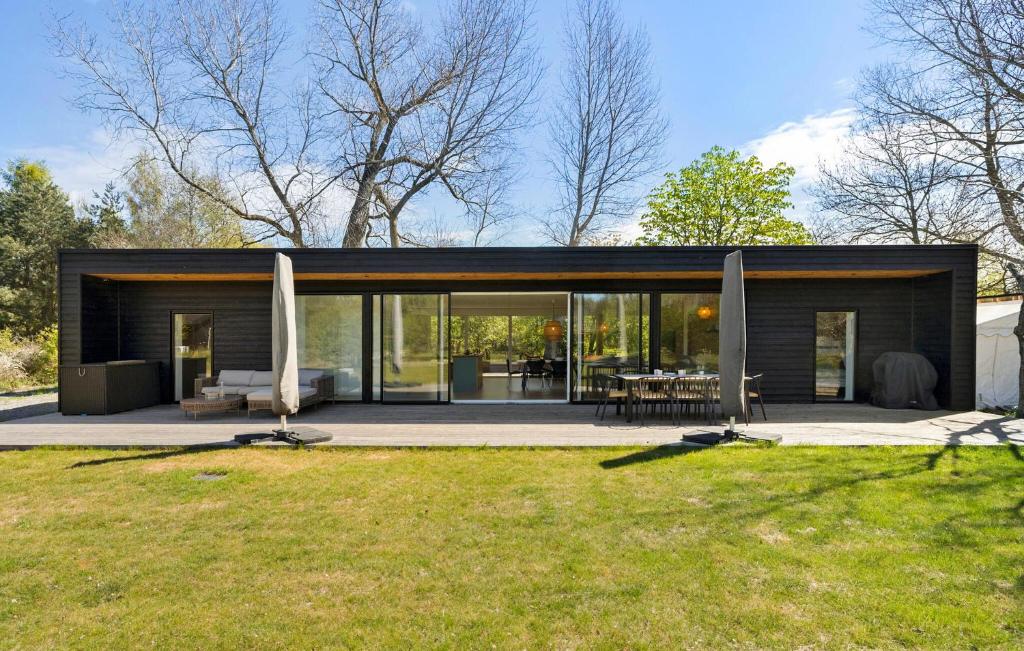 Κήπος έξω από το Amazing Home In Aakirkeby With Wifi