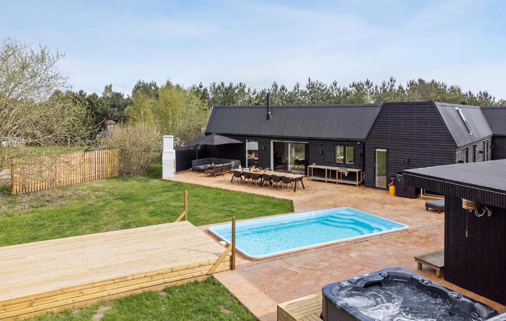 Πισίνα στο ή κοντά στο Lovely Home In Væggerløse With Sauna