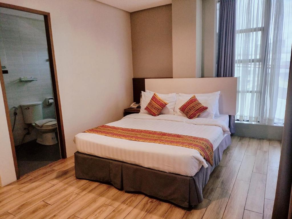 Postel nebo postele na pokoji v ubytování The Lanang Suites